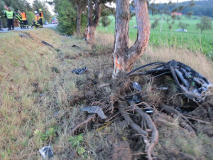 Nepřipoutaný řidič při nehodě vyletěl z vozu ven. Letěl pro něj záchranářský vrtulník