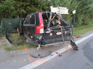 Nepřipoutaný řidič při nehodě vyletěl z vozu ven. Letěl pro něj záchranářský vrtulník