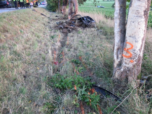 Nepřipoutaný řidič při nehodě vyletěl z vozu ven. Letěl pro něj záchranářský vrtulník