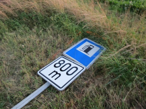 Nepřipoutaný řidič při nehodě vyletěl z vozu ven. Letěl pro něj záchranářský vrtulník