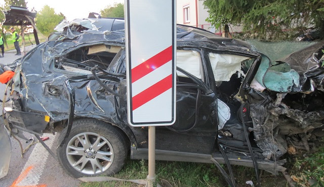 Nepřipoutaný řidič při nehodě vyletěl z vozu ven. Letěl pro něj záchranářský vrtulník.