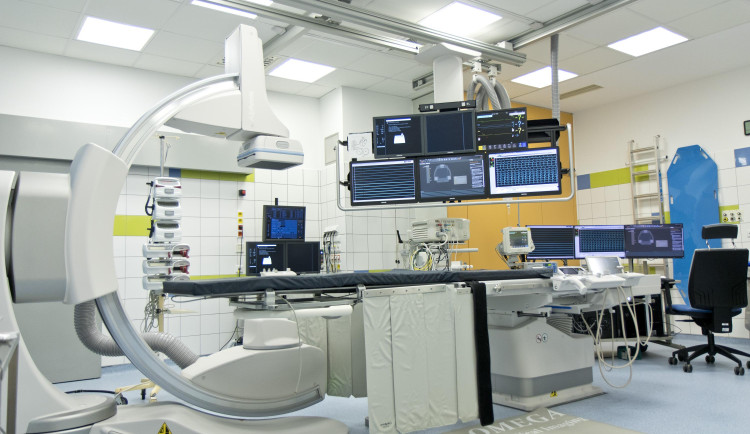 Hradecká nemocnice má dva nové speciální rentgeny. Pomůžou při léčbě srdečních arytmií.
