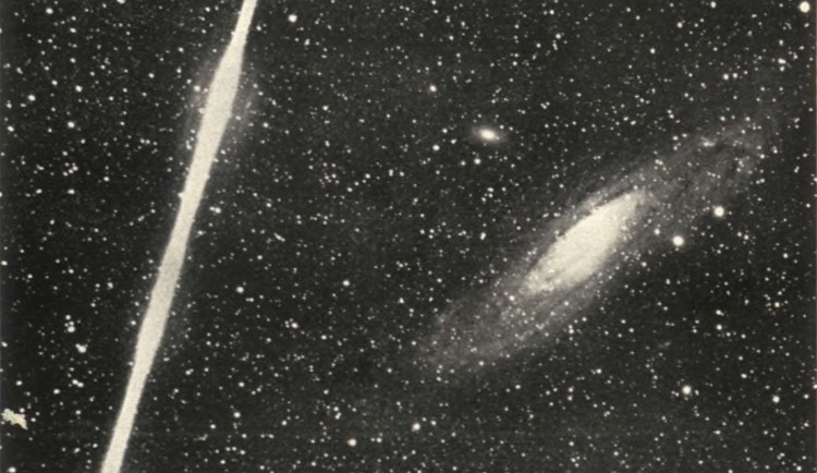 Nejslavnější česká fotografie vesmíru vznikla před sto lety, kouzlo dodal snímku prolétající bolid.