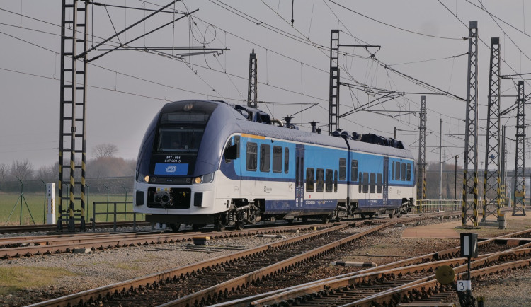 V hradeckém kraji začnou jezdit nové moderní vlaky RegioFox. První už v příštím roce
