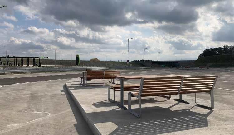 VIDEO: Řidiči mohou využívat odpočívku na dálnici D3 u Chotýčan