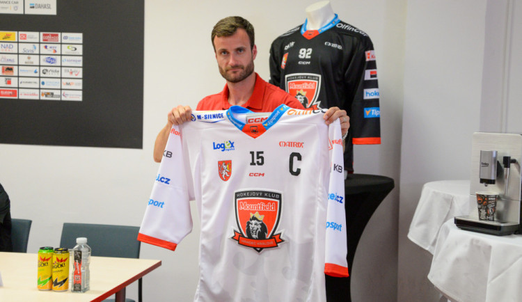 V Hradci Králové startuje hokejová extraliga. Tým vede nový kapitán Honza Eberle.