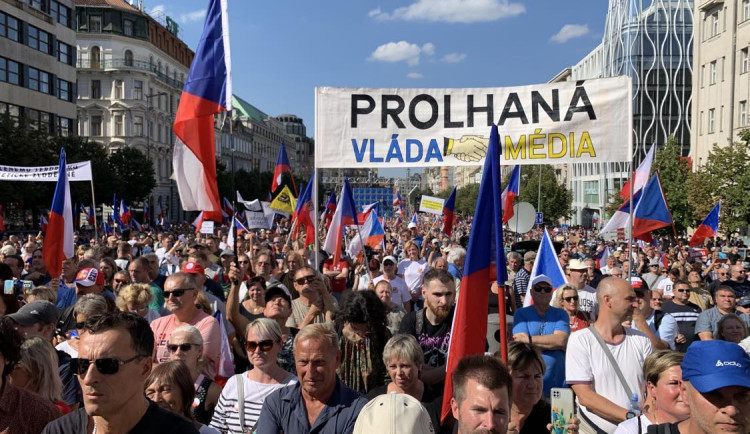VIDEO: Lidé v Praze protestovali proti vládě. Policie zadržela muže s proruskou nášivkou