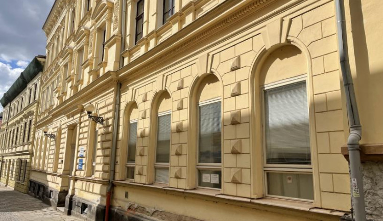 Trutnov vyměňuje okna základní umělecké školy. Za historické repliky zaplatí 5,5 milionu