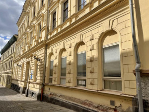 Trutnov vyměňuje okna základní umělecké školy. Za historické repliky zaplatí 5,5 milionu