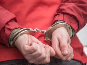Mladík se v Náchodě pokusil znásilnit dvě ženy, policisté ho už obvinili
