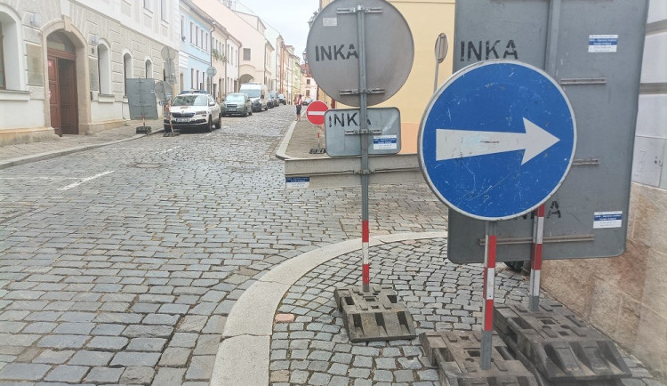 Řidiči v historickém centru Hradce Králové zmatkují a jezdí do protisměru