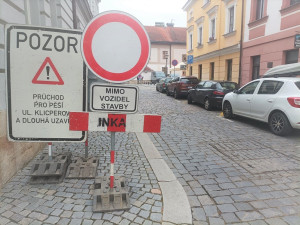 Řidiči v historickém centru Hradce Králové zmatkují a jezdí do protisměru