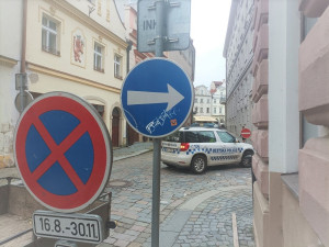 Řidiči v historickém centru Hradce Králové zmatkují a jezdí do protisměru