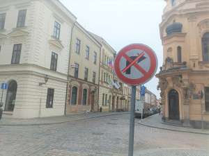 Řidiči v historickém centru Hradce Králové zmatkují a jezdí do protisměru