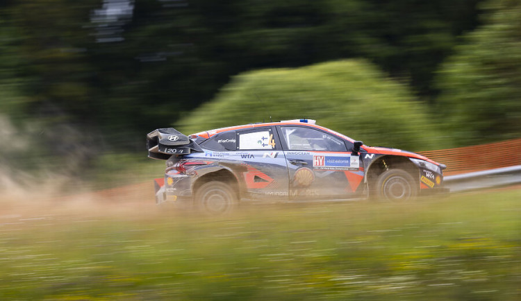 Světová špička rally míří poprvé do Česka. Na hladkém průběhu soutěže se budou podílet tisíce pořadatelů.