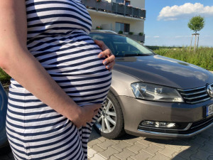 U Koruny v Hradci Králové se zaseklo auto s rodící ženou. Dopravní špičkou je protáhl policejní vůz