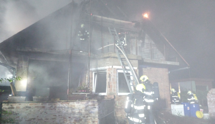 V Plotištích v Hradci Králové hořel rodinný dům. Hasiči uvnitř našli mrtvého