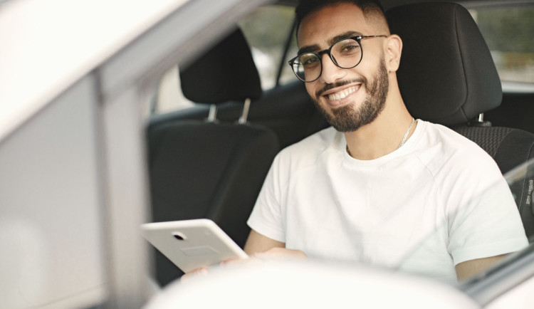 Panenka-bryle-pro-ridice-a-cyklisty-FOTO