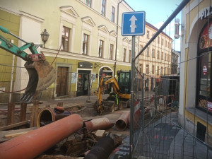 Hradeckým Kopečkem neprojedou auta ještě dva měsíce