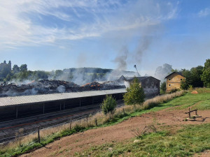 Škoda po požáru kravína na Broumovsku se šplhá přes dvacet milionů