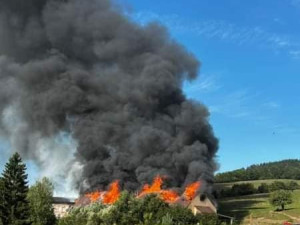 Škoda po požáru kravína na Broumovsku se šplhá přes dvacet milionů