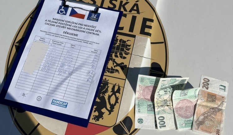 V Hradci Králové se objevila další falešná sbírka na hluchoněmé. Policie před podvodníky varuje.