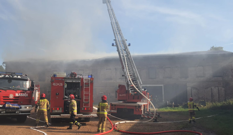 Škoda po požáru kravína na Broumovsku se šplhá přes dvacet milionů