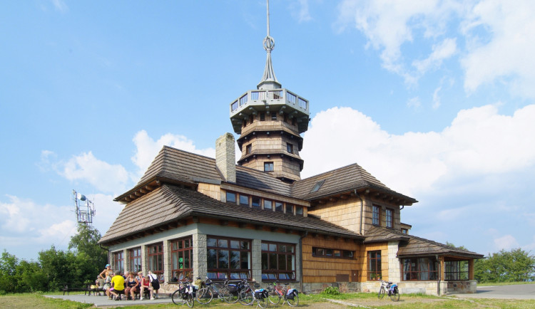 Před sto lety byla otevřena Jiráskova chata na vrchu Dobrošov u Náchoda