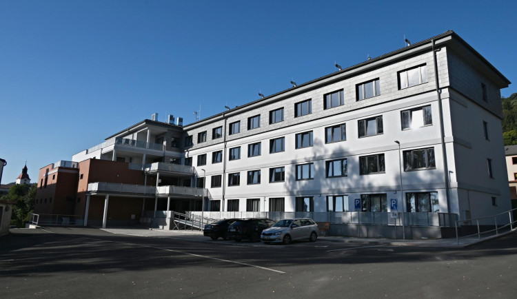 OBRAZEM: Hradecký kraj dokončil stavbu domova pro seniory v Žacléři za 166 milionů