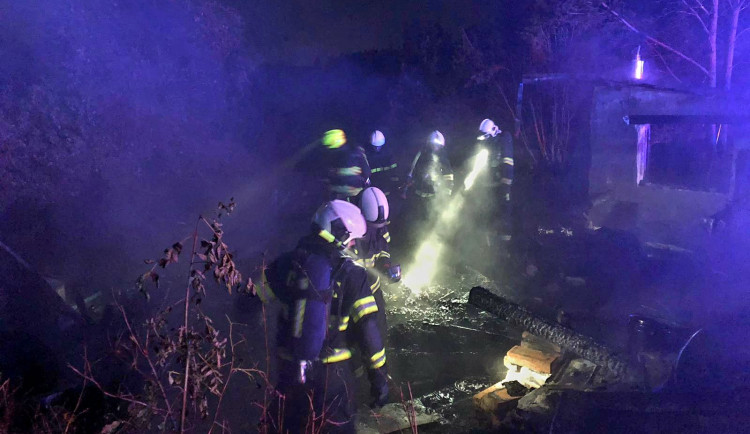 Hasiči zasahovali u požáru chaty. Uvnitř byly tlakové láhve a na střeše fotovoltaika