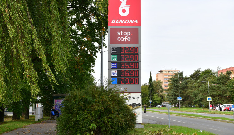 Orlen v ČR u hranic s Polskem zlevnil benzin, tvořily se tam fronty