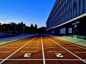 Stadion v Hradci má kolaudace kromě sportbaru, město ho zatím nepřevzalo
