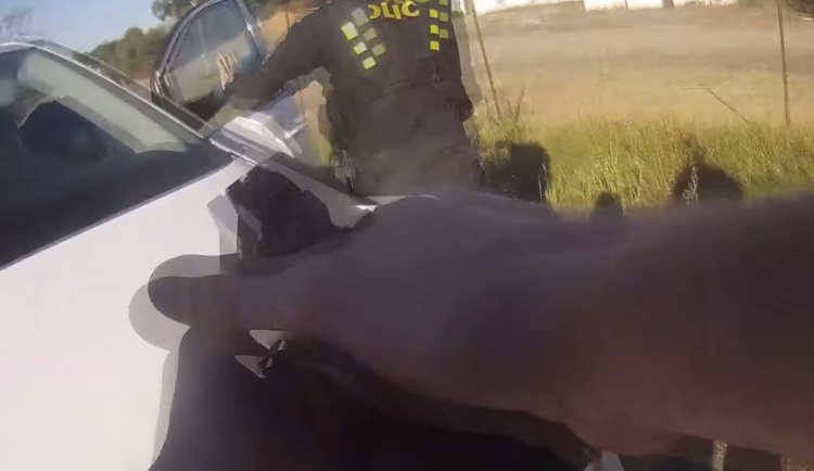 VIDEO: Muž na drogách ukradl auto z bazaru. Následně se pokusil ujet hlídce