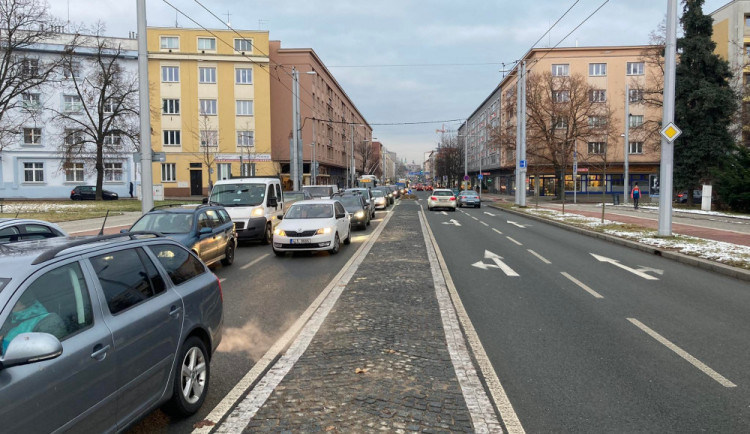 Většina řidičů dopravu v Hradci Králové hodnotí jako nedostatečnou. Kritizují Gočárovku i nové semafory
