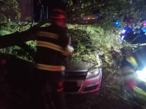 Stromy pod vlivem větrů popadaly na Trutnovsku a Jičínsku na auta, vichr odnesly i střechy