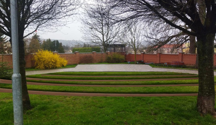 Lidé ve Dvoře Králové si odhlasovali novou letní scénu na náměstí. Jde o projekt participativního rozpočtu.