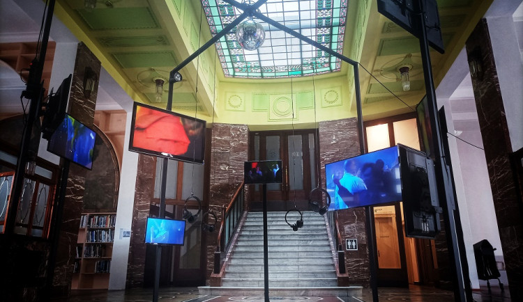 Na výstavě v hradecké galerii moderního umění zvolí návštěvníci nejlepší dílo