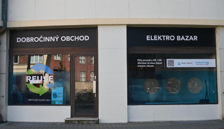V Hradci Králové otevřel první re-use bazar. Oproti sběrným místům přijímá i elektrospotřebiče
