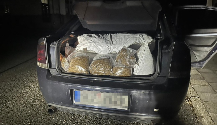 V kufru auta řidič převážel 80 kilogramů tabáku. Skončil v rukou celníků