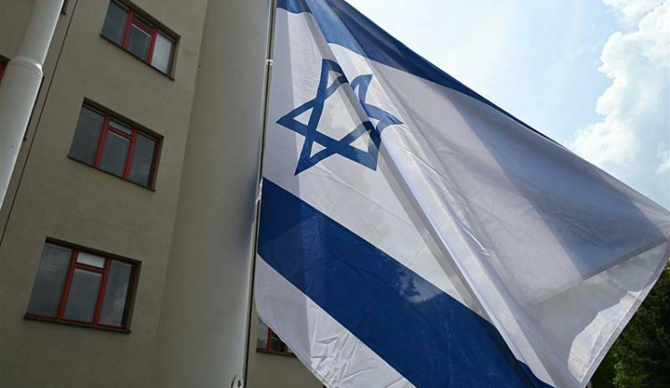 Před budovou magistrátu v Hradci Králové vlaje izraelská vlajka