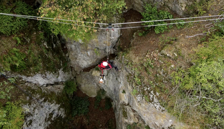 Brněnští strážníci cvičili v lese. Se psy se slaňovali ze skály v Moravském krasu