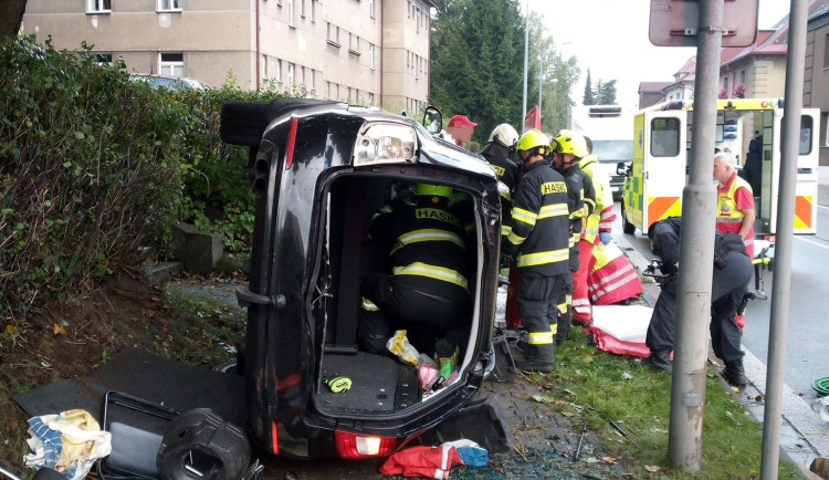 Po nárazu autem do stromu v Trutnově zemřel pětasedmdesátiletý řidič