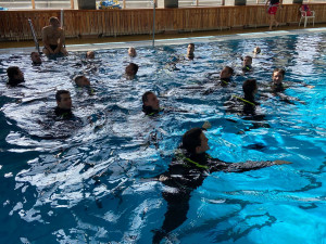 Hasiči naskákali do krytého bazénu v Dobrušce v uniformách