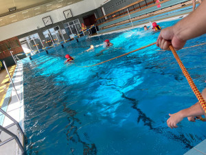 Hasiči naskákali do krytého bazénu v Dobrušce v uniformách