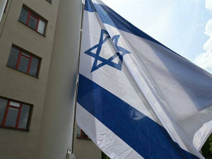 Před budovou magistrátu v Hradci Králové vlaje izraelská vlajka