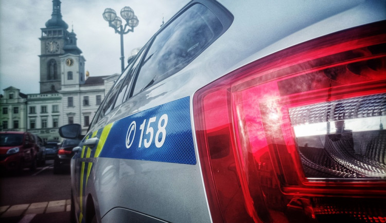 Opilý řidič dal po nehodě v Choustníkově Hradišti policistovi pěstí