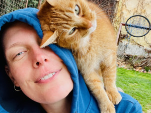 Po návratu z lyžování si mladá žena myslela, že má namoženou ruku. Z bolesti se vyklubala rakovina prsu