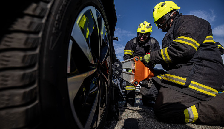 Další dobrovolní hasiči jsou po kurzu v Rychnově vycvičeni pro zásah při dopravní nehodě
