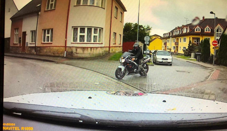 Na motorce si dojel pro vodku. Policejní hlídce nadýchal téměř tři promile