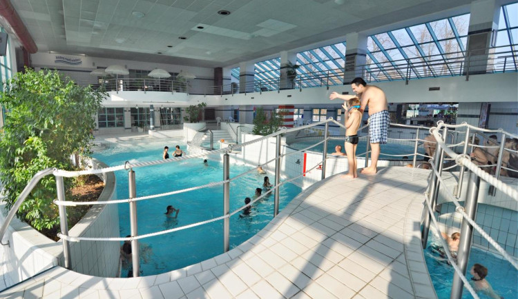 Hradecké aquacentrum chce během prázdnin nalákat děti. Nabídne plavání zdarma